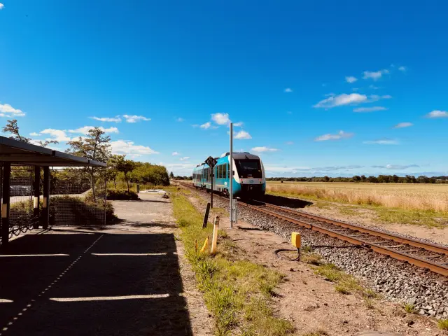 Billede af tog ud for det nedlagte Sejstrup Billetsalgssted.