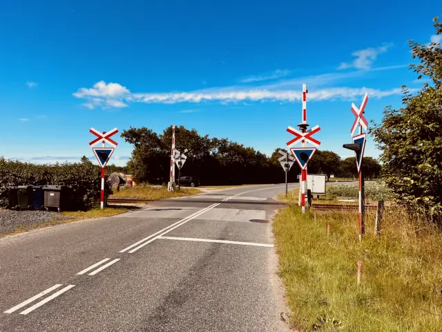 Billede af overkørslen ved det nu nedlagte Farup Billetsalgssted.