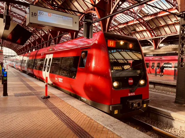 Billede af København Hovedbanegård med s-tog i nyt folie design.
