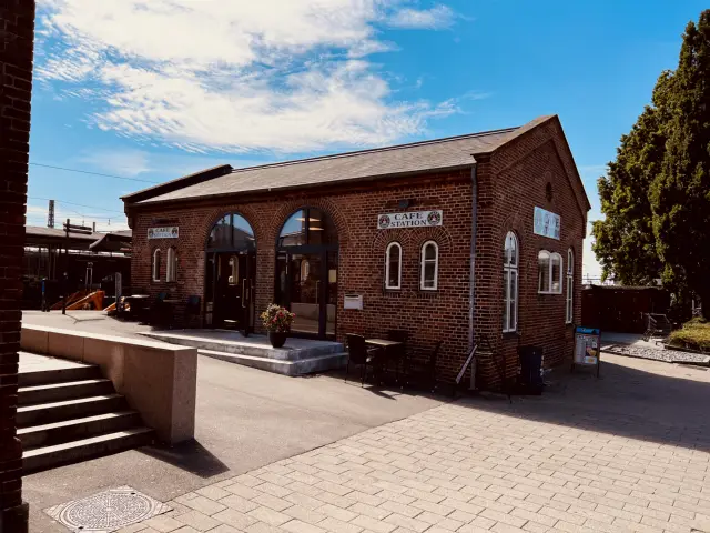 Billede af Hillerød Stations retiradebygning.