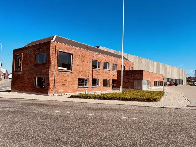 Billede af Lokaltogs værksted og kontorbygning ved Hillerød Station.
