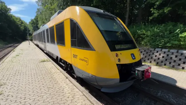 Billede af tog ud for Mårum Station.
