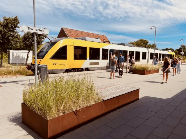 Billede af tog ud for Tisvildeleje Station.