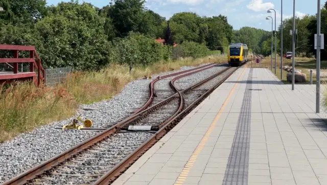 Billede af tog ud for Tisvildeleje Station.