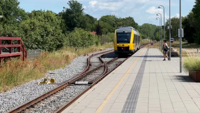 Billede af tog ud for Tisvildeleje Station.