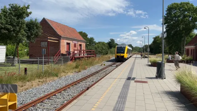Billede af tog ud for Tisvildeleje Station.