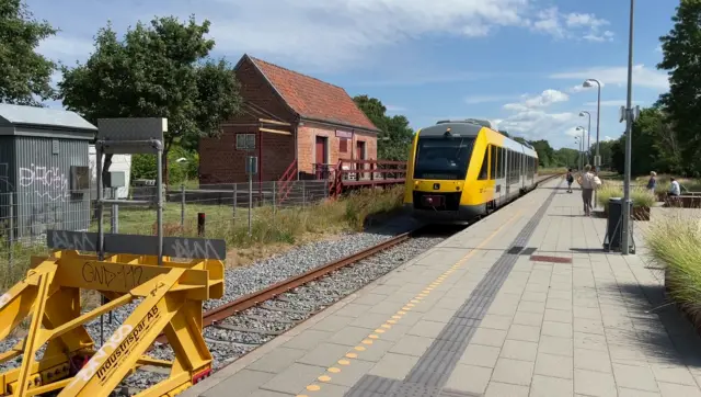 Billede af tog ud for Tisvildeleje Station.