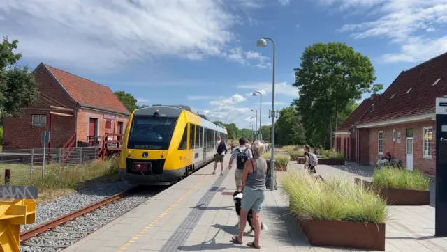 Billede af tog ud for Tisvildeleje Station.