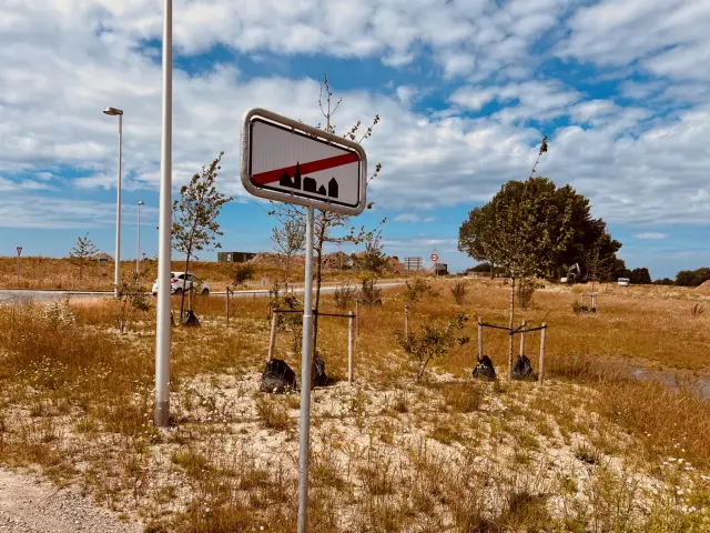 Billede af Troldebakkerne Station, som ligger i et ubebygget område, hvor byen endnu ikke har fået et navn.