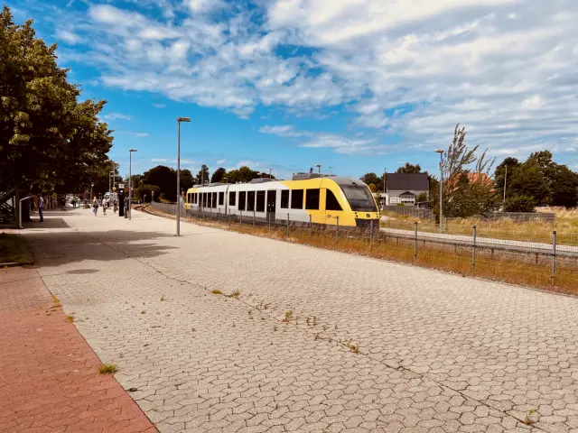 Billede af tog ud for Helsinge Station.