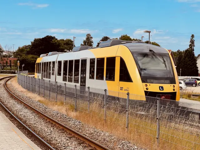 Billede af tog ud for Helsinge Station.