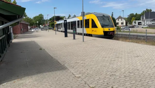Billede af tog ud for Helsinge Station.