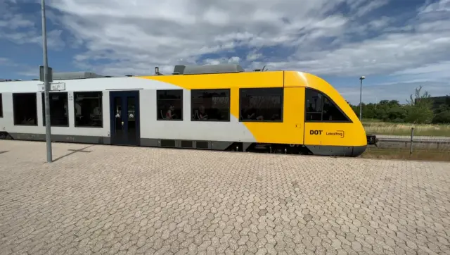 Billede af tog ud for Helsinge Station.
