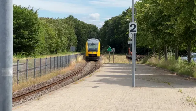 Billede af tog ud for Helsinge Station.