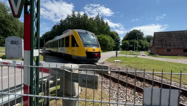 Billede af tog ud for Duemose Station.