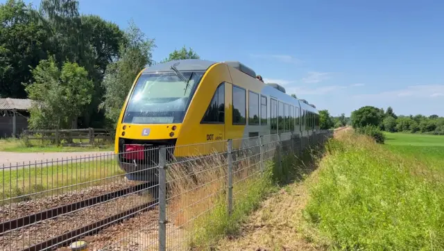Billede af tog ud for Duemose Station.