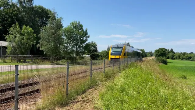 Billede af tog ud for Duemose Station.