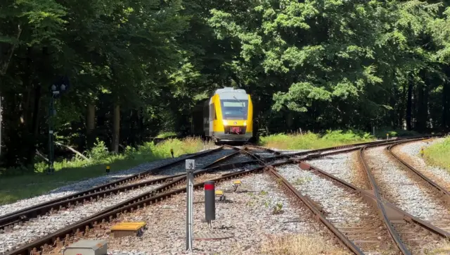 Billede af tog ud for Kagerup Station.