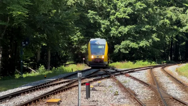 Billede af tog ud for Kagerup Station.