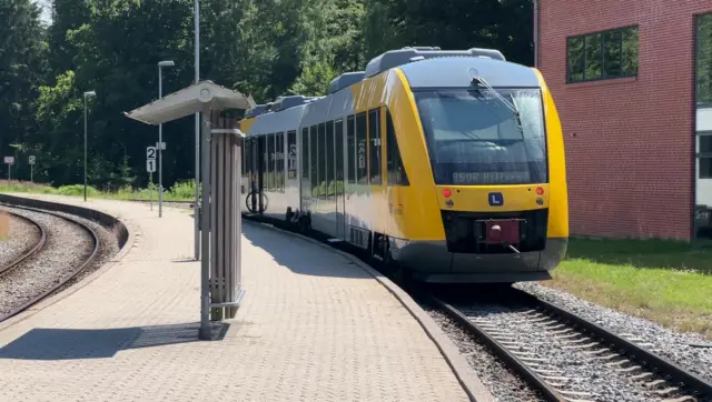 Billede af tog ud for Kagerup Station.