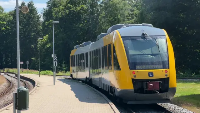 Billede af tog ud for Kagerup Station.