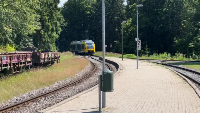 Billede af tog ud for Kagerup Station.