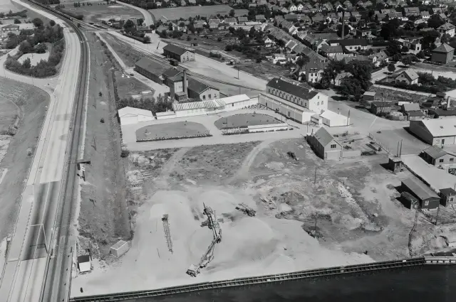 Billede af Masnedsund Station - nu med den meter høje påskrift "BUKO - OST".