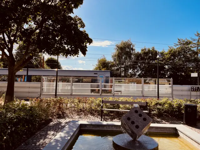 Billede af tog ud for Eskilstrup Station.