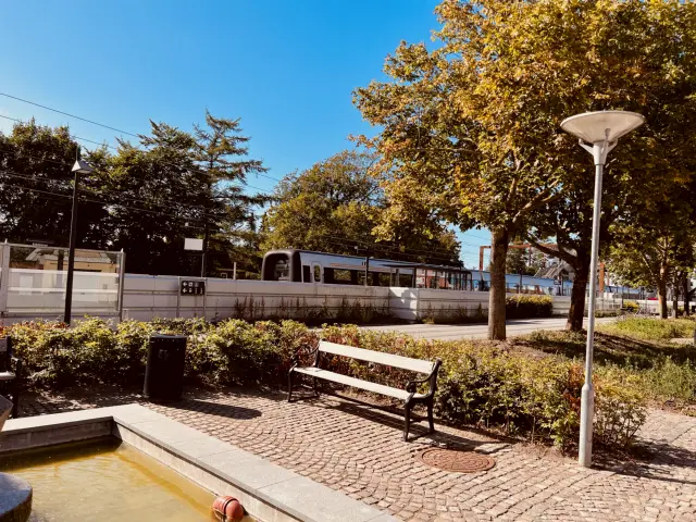 Billede af tog ud for Eskilstrup Station.