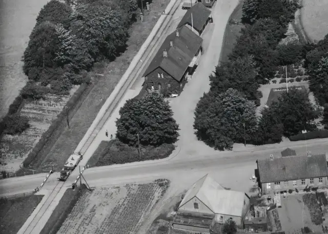 Billede af Sønder Bjerge Station - bemærk arbejdskøretøjet ved jernbaneoverskæringen.