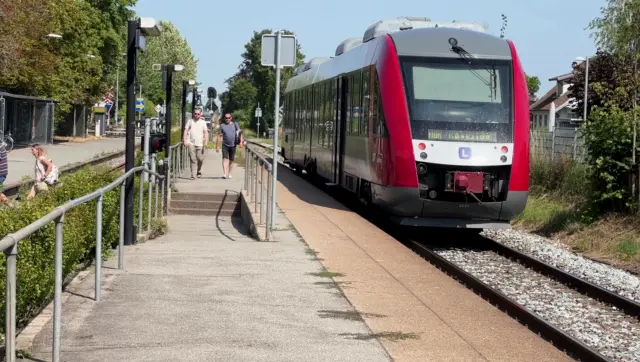 Billede af tog ud for Havdrup Station.