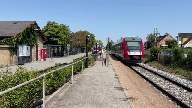 Billede af tog ud for Havdrup Station.