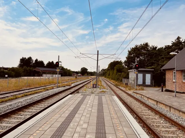 Billede af Ryomgård Letbanestations ind og udkørsel.