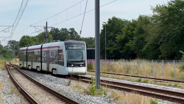 Billede af Letbanetog ud for Ryomgård Letbanestation.