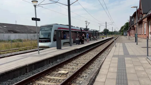 Billede af Letbanetog ud for Ryomgård Letbanestation.