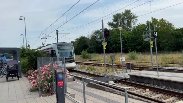 Billede af Letbanetog ud for Ryomgård Letbanestation.
