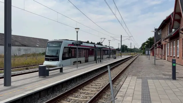 Billede af Letbanetog ud for Ryomgård Letbanestation.