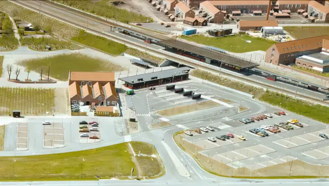 Billede af Ølby S-togstrinbræt lige efter indvielsen i 1983.