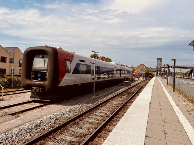 Billede af tog ud for Tølløse Station.