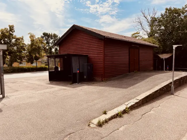 Billede af Store Merløse Stations varehus.