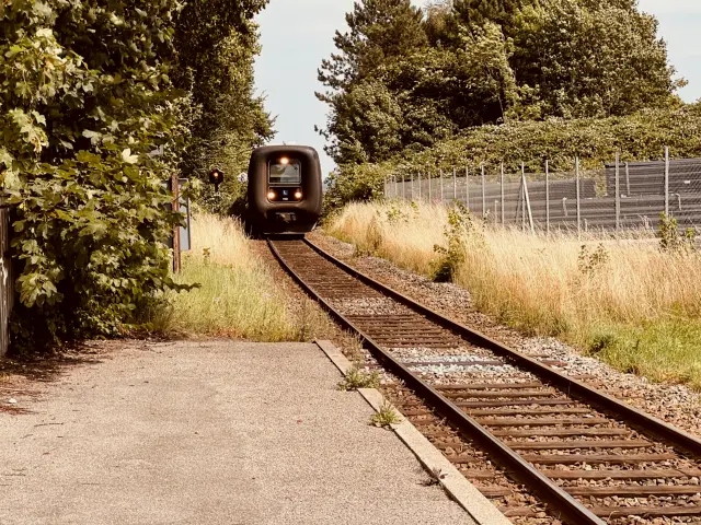Billede af tog ud for Nyrup Station.