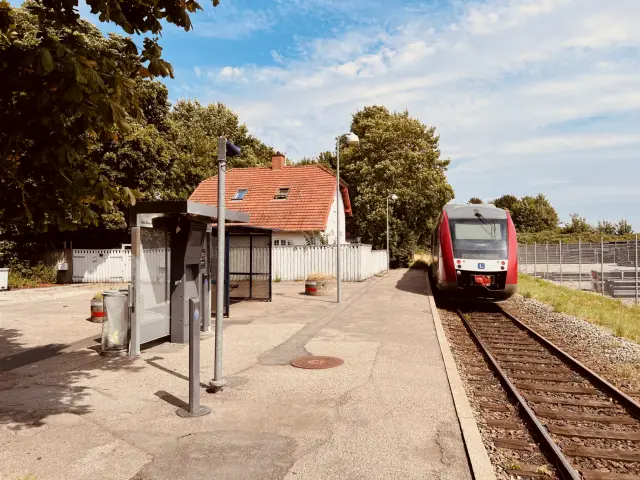 Billede af tog ud for Nyrup Station.