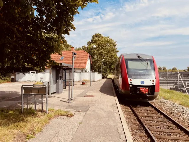 Billede af tog ud for Nyrup Station.