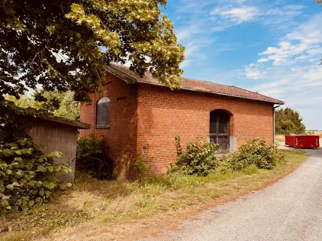 Billede af Vedde Stations varehus.