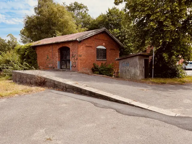 Billede af Vedde Stations varehus.