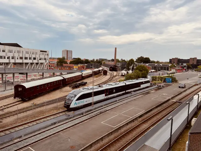 Billede af tog ud for Odense Banegård Center.