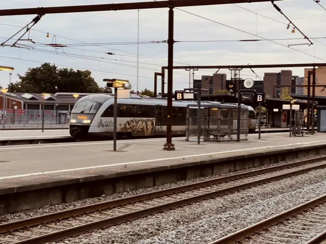 Billede af ARRIVA AR 4087, tidligere DSB MQ 4127-4927 fotograferet ud for Odense Banegård Center.