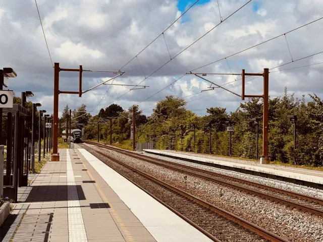 Billede af Hvalsø Stations ind og udkørsel.