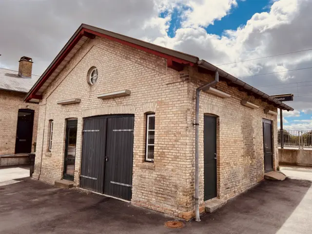 Billede af Hvalsø Stations retirade.