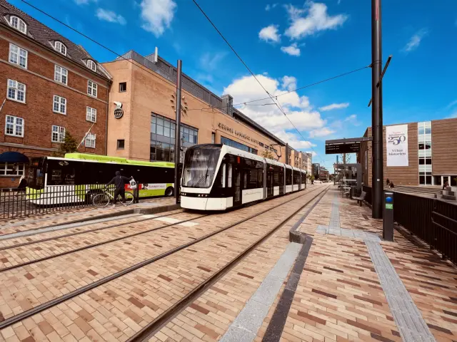 Billede af letbanetog ud for Odense Banegård Letbanestation.